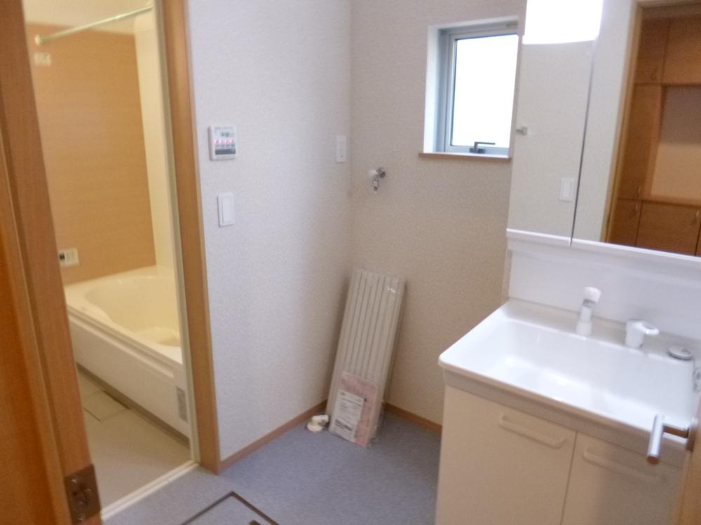 Wash basin, toilet. Washroom next to the bath, Washing machine Storage. It is helpful to use the remaining hot water bath to wash