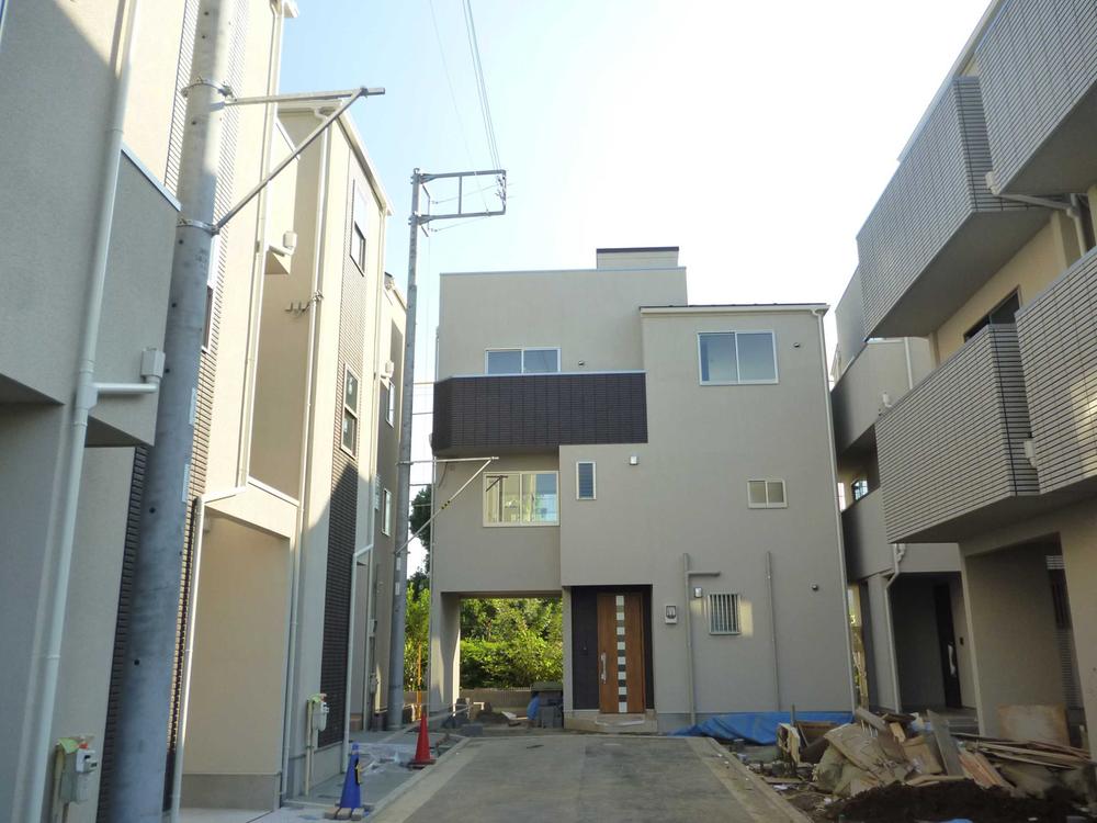 Local appearance photo. Local (09 May 2013) Shooting