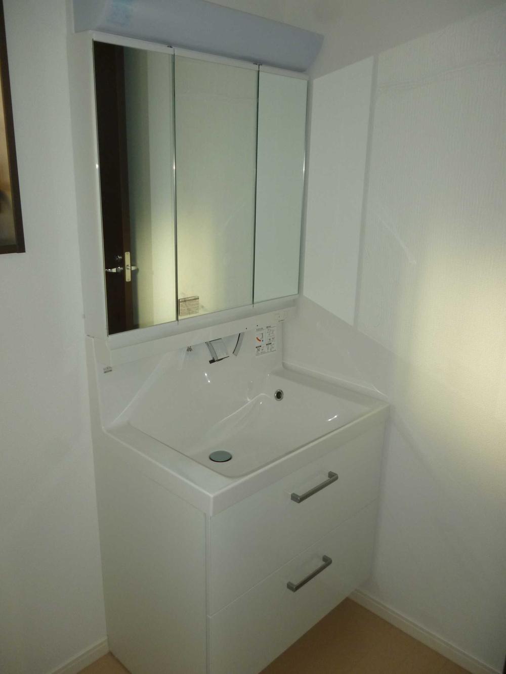 Wash basin, toilet. Indoor (09 May 2013) Shooting