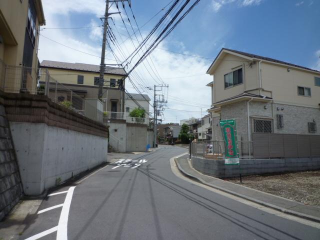 Local photos, including front road. The surroundings are beautiful cityscape