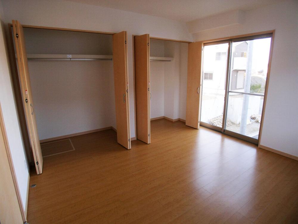 Non-living room. Room storage plenty