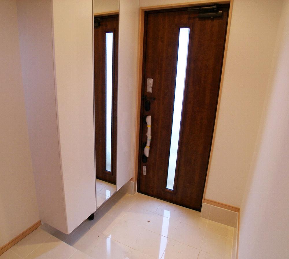 Entrance. Bright fashionable entrance