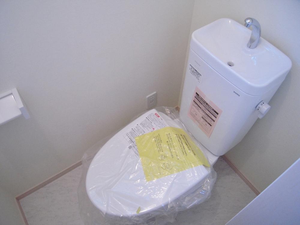 Toilet. Toilet two places is a bidet + warm toilet