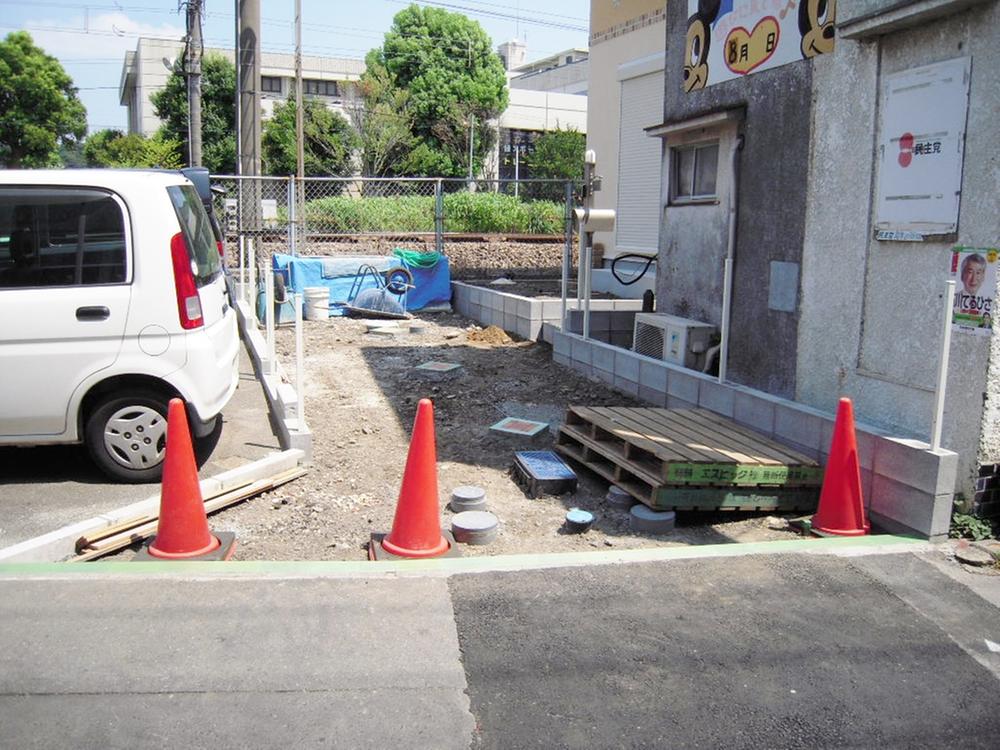 Local photos, including front road. Is parking