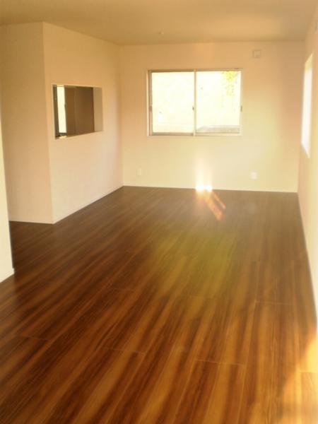 Living. Facing south ・ 3 face lighting bright living