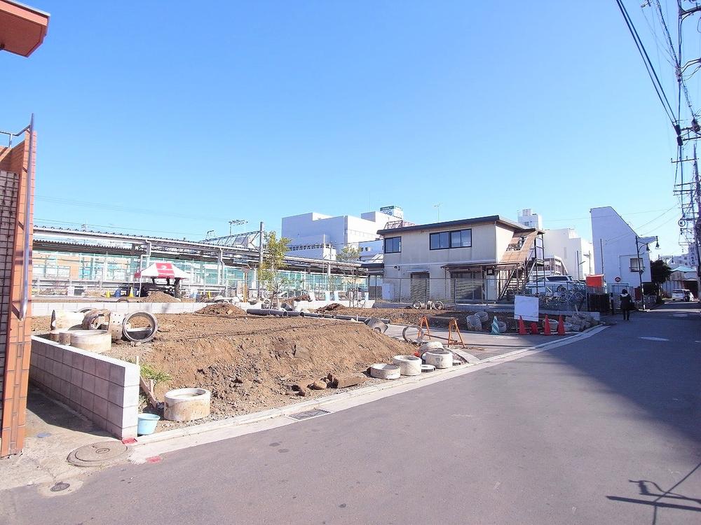 Local photos, including front road. There was just the right house! Local (11 May 2013) Shooting