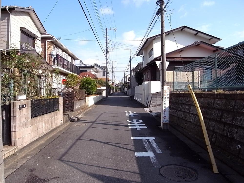 Other local. Local (12 May 2012) shooting, Local front road before the rooftops