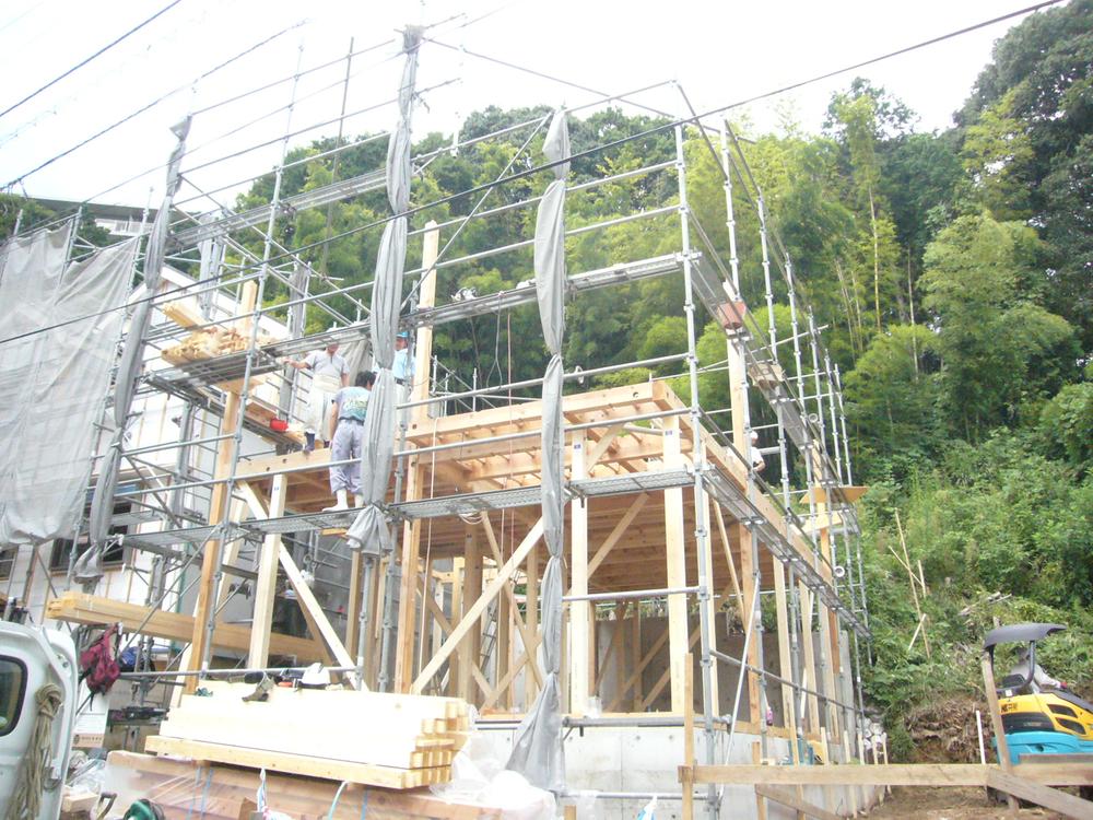 Local appearance photo. It is 2 Building under construction. It was taken from the south side of the road. September 10, 2013 shooting