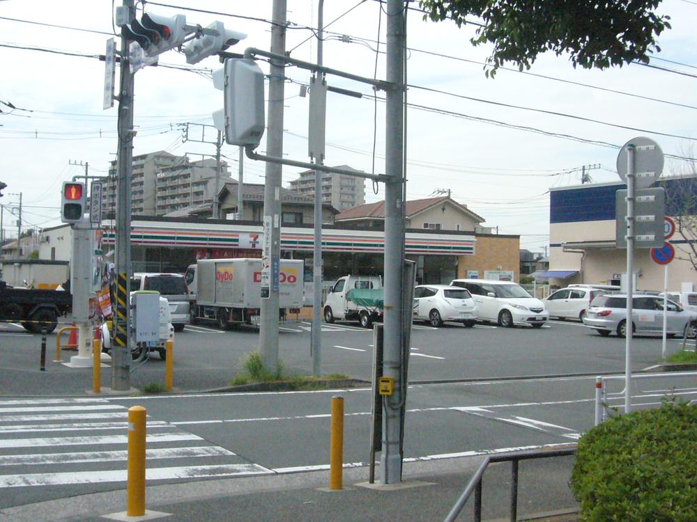 Convenience store. 700m to Seven-Eleven