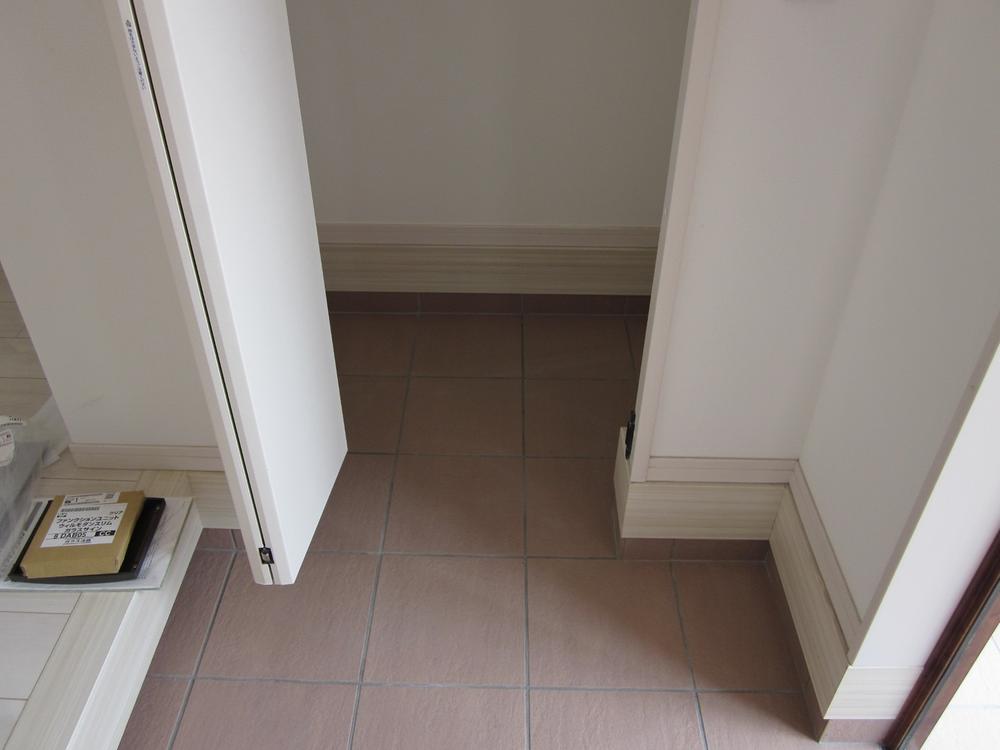 Entrance. Entrance storage (August 2013) Shooting