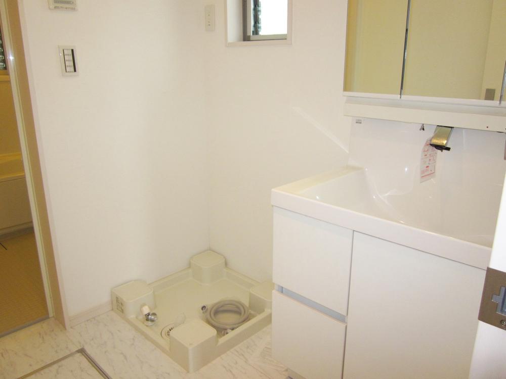 Wash basin, toilet. Room (August 2013) Shooting