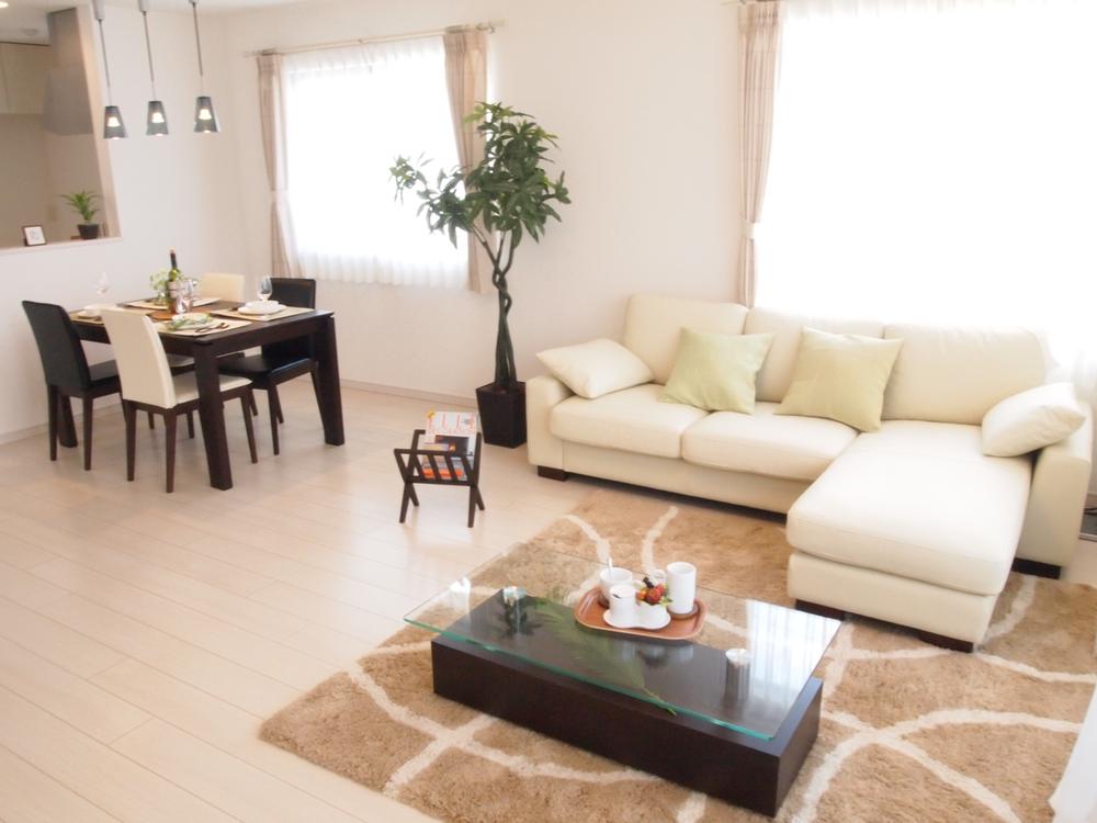 Same specifications photos (living). LDK of about 20 quires also put the furniture to ensure a space for Hashirimawareru the children!