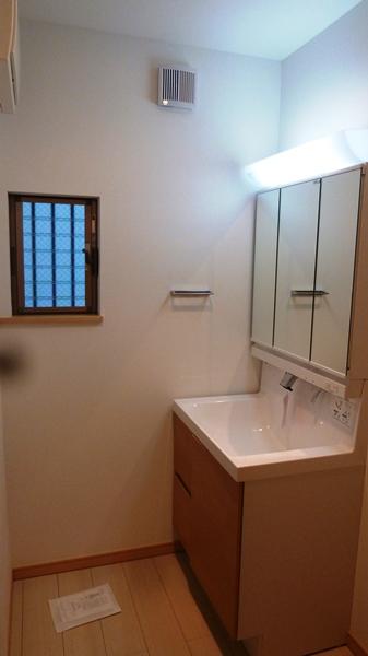 Wash basin, toilet. 4 Building washroom (December 13, 2013) Shooting