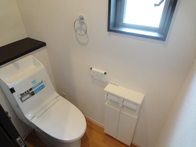 Toilet. INAX shower toilet. There daylighting, You can also ventilation and Akaritori. (5 Building)