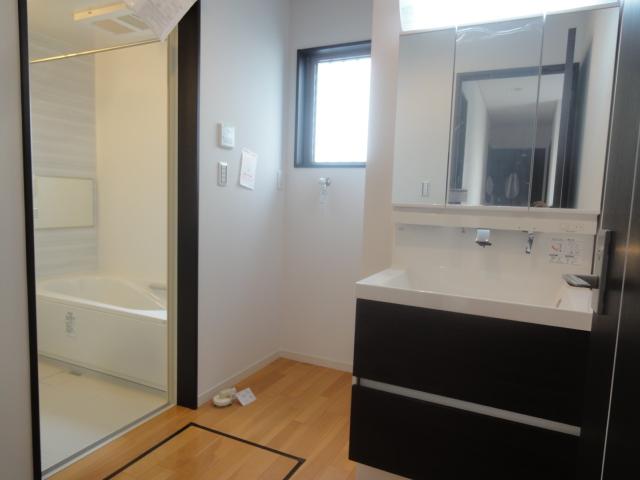 Wash basin, toilet. Shampoo wash basin-conditioned three-sided mirror type. (5 Building)