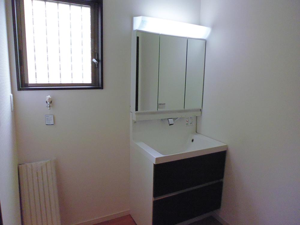 Wash basin, toilet. 8 Building