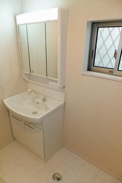 Wash basin, toilet. 5 Building room (October 21, 2013) Shooting