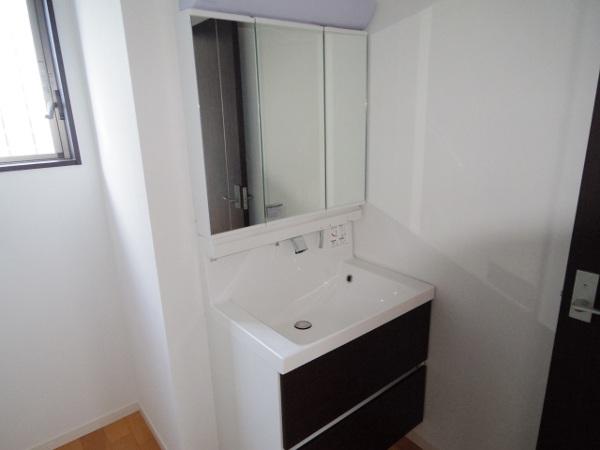 Wash basin, toilet. Indoor (12 May 2013) Shooting