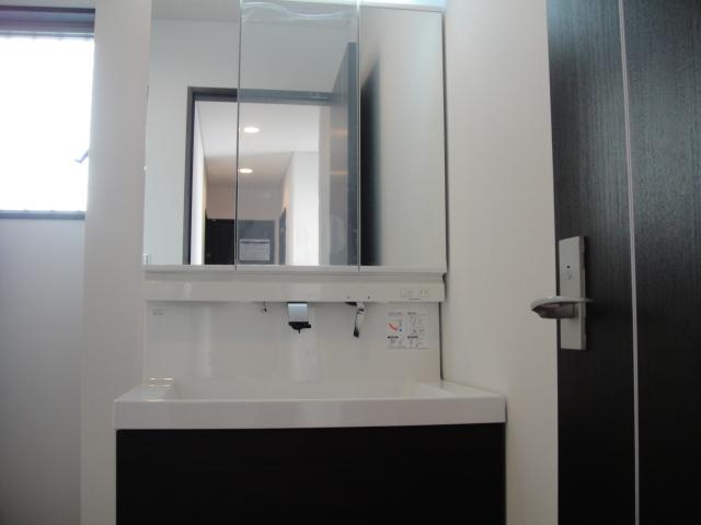 Wash basin, toilet. Shampoo dresser