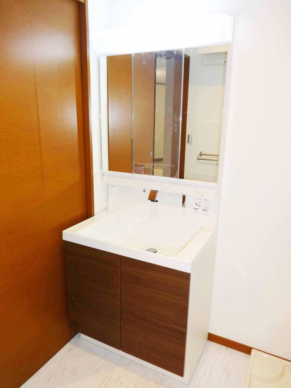 Wash basin, toilet. Indoor (11 May 2013) Shooting