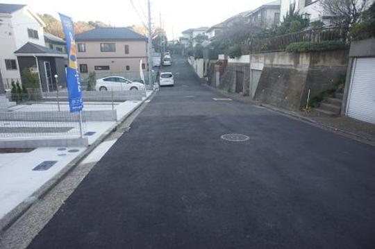 Local photos, including front road. Frontal road