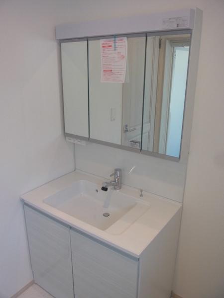 Wash basin, toilet. Convenient three-sided mirror type