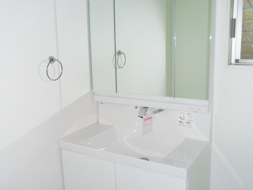 Wash basin, toilet. Shampoo dresser