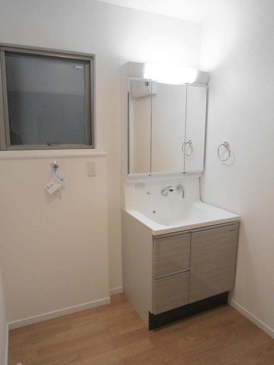 Wash basin, toilet. Local (12 May 2013) Shooting