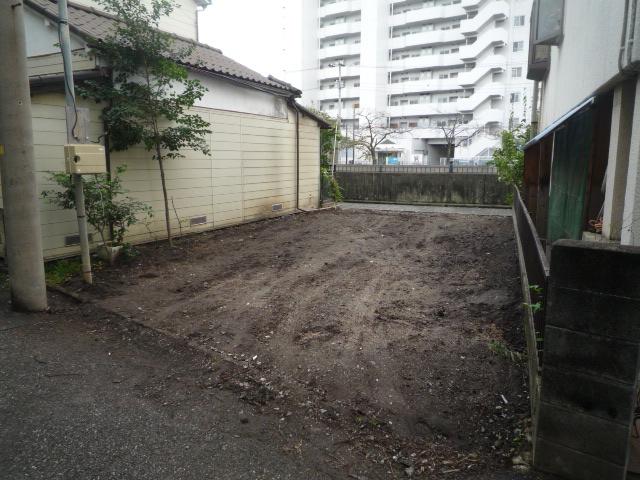 Local appearance photo. From the south side road