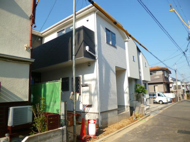 Local photos, including front road. Local (11 May 2013) Shooting