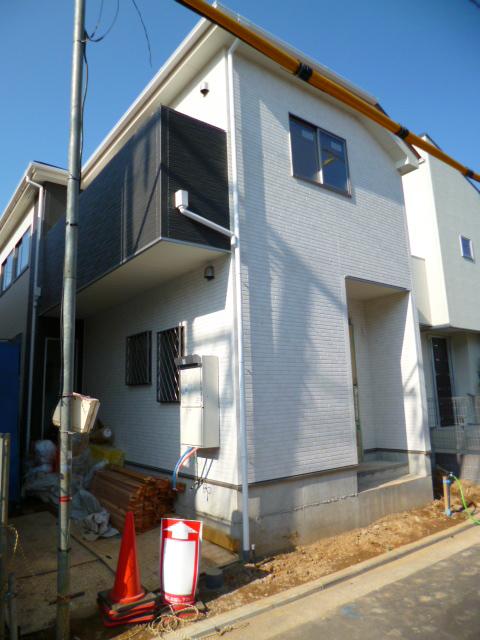 Local photos, including front road. Local (11 May 2013) Shooting