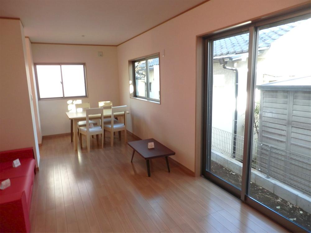 Living. ※ It is a photograph of the living. Since the completed a, Local guides are available. For more information, please contact