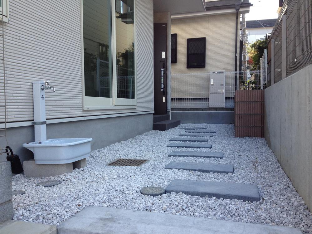 Local appearance photo. Local (12 May 2013) Shooting