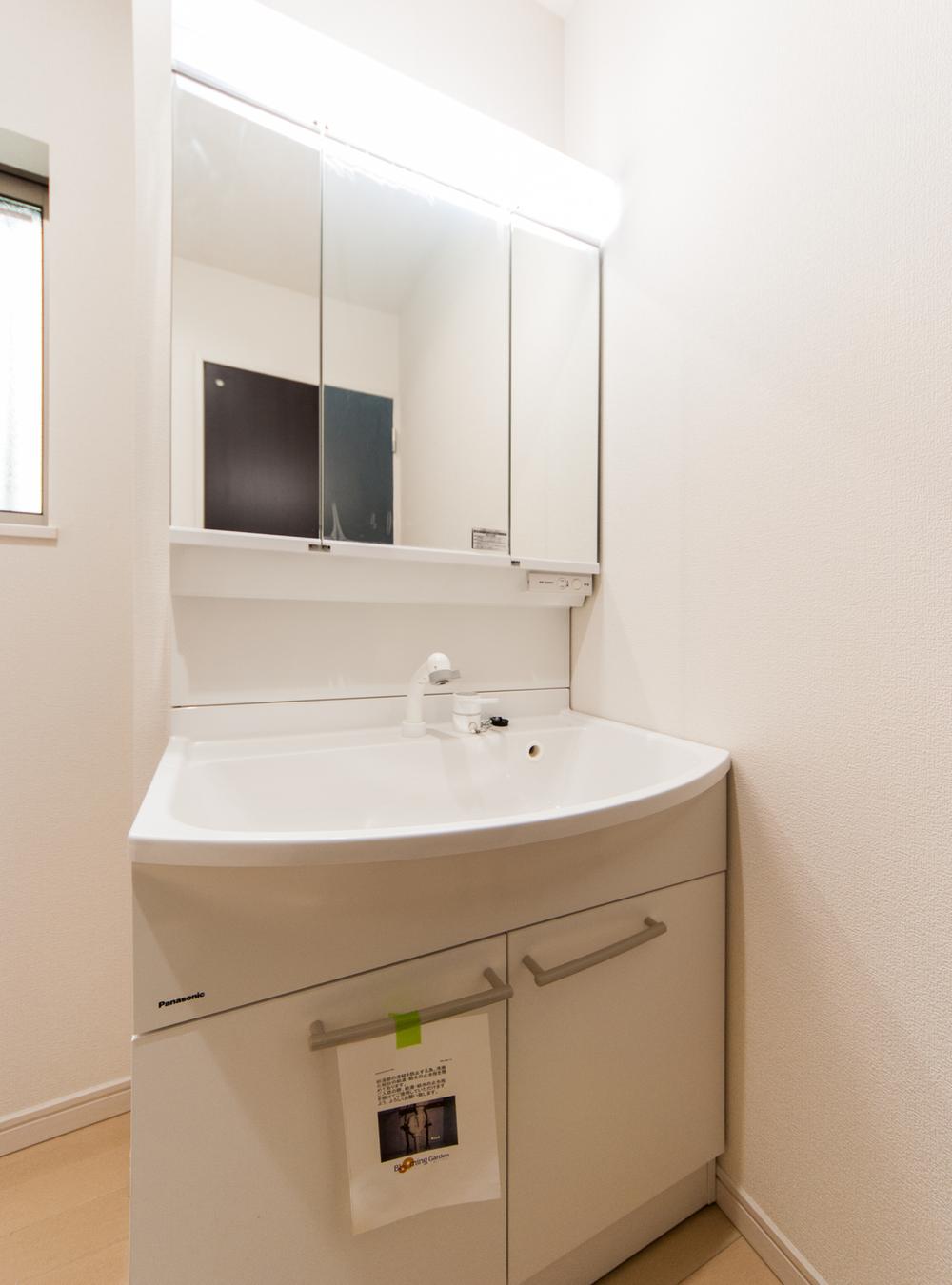 Wash basin, toilet. Easy to vanity-to-use in a large bowl ・  ・ It is easy to clean