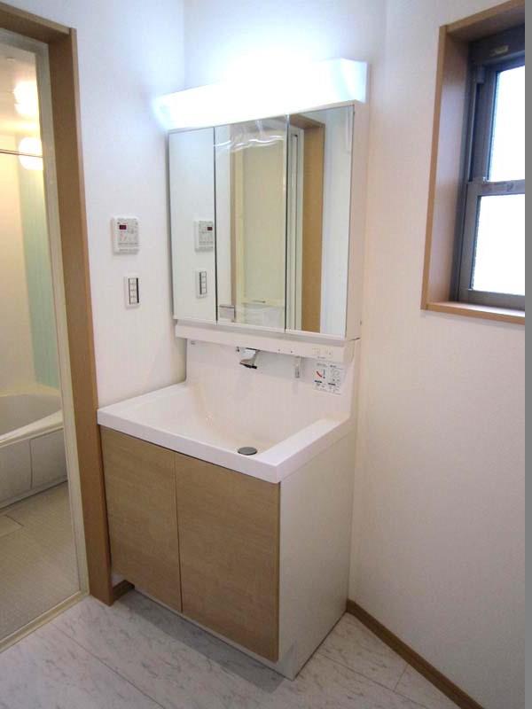 Wash basin, toilet. Indoor (12 May 2013) Shooting