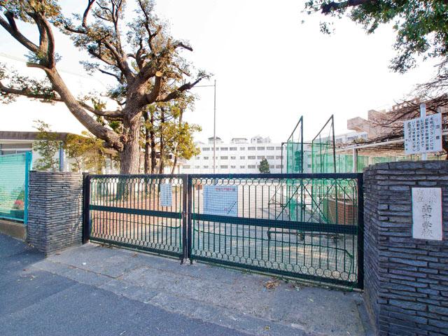 Junior high school. 1760m to Yokohama Minami Junior High School