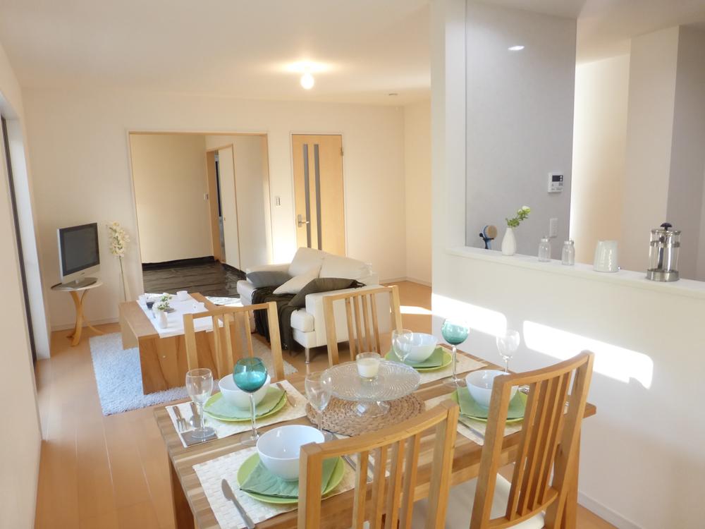 Living. 1 Building Indoor (December 22, 2013) Shooting Family reunion in a bright living room