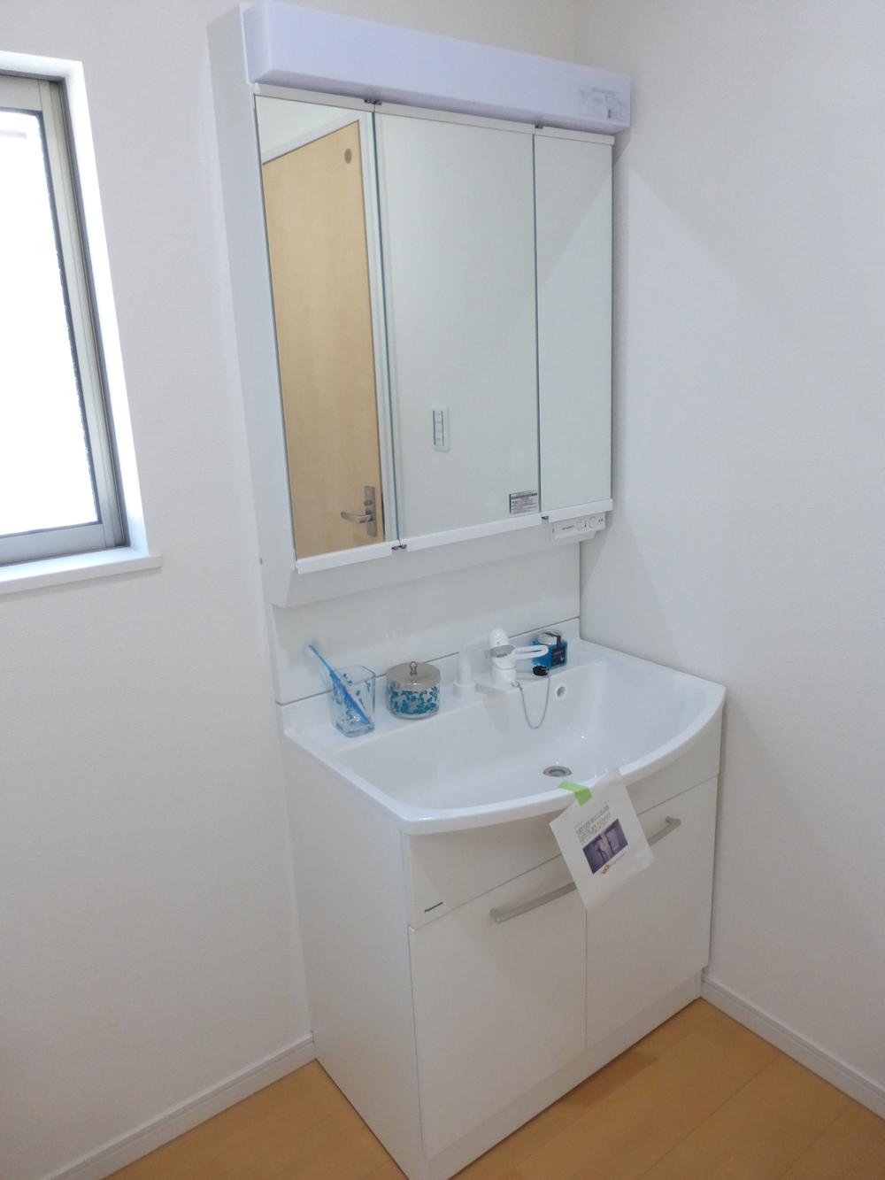 Wash basin, toilet. 1 Building Indoor (December 22, 2013) Shooting Underfloor Storage have the washroom!