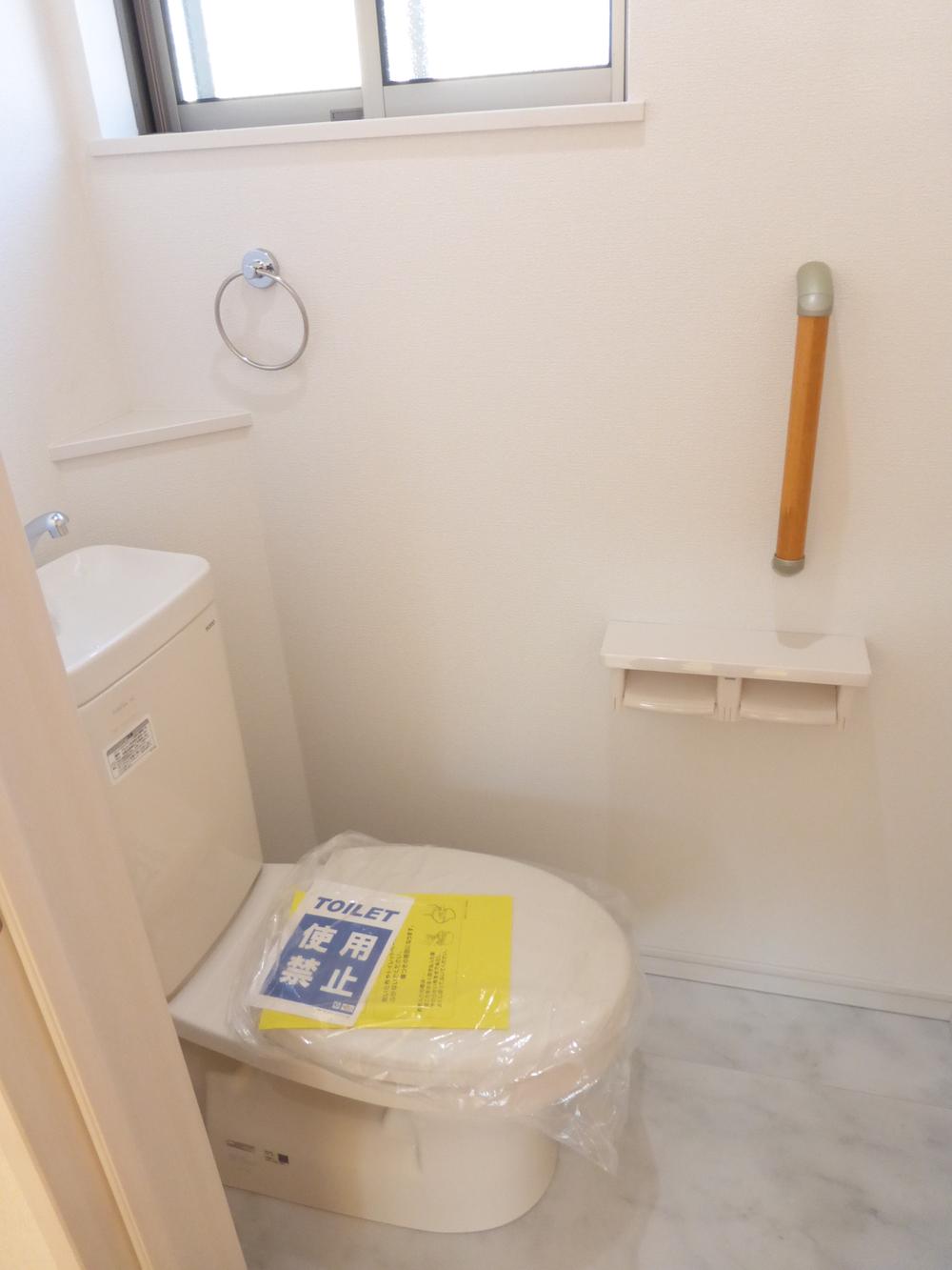 Toilet. 1 Building Indoor (December 22, 2013) Shooting Also it comes with a handrail to the toilet!