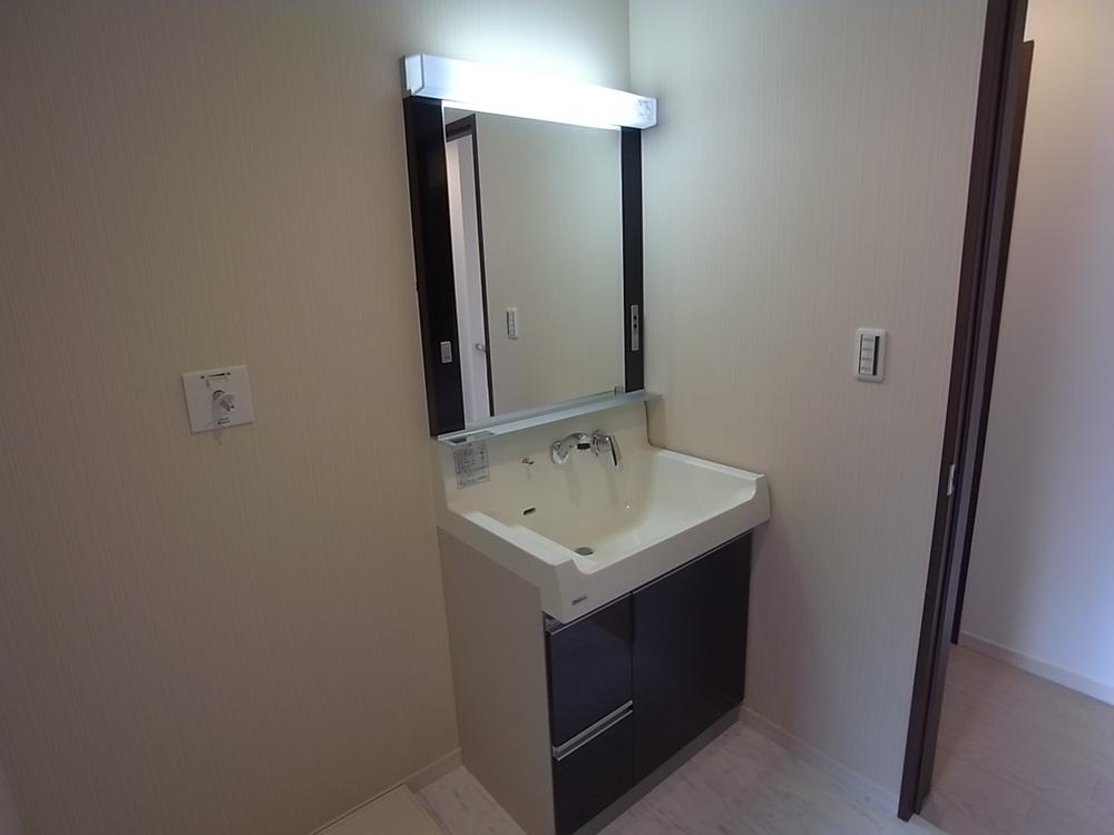 Wash basin, toilet. Indoor (10 May 2013) Shooting