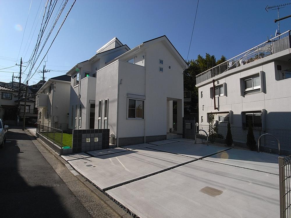 Parking lot. Parking this room there! Three if the small car is also available. Local (10 May 2013) Shooting