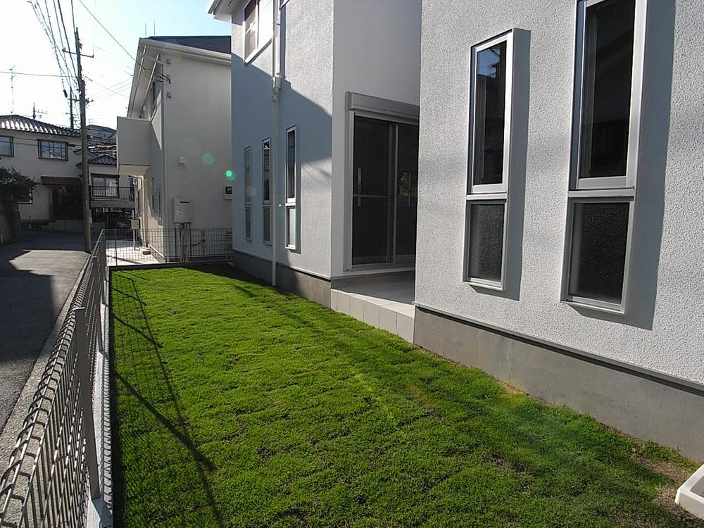 Garden. Lawn is beautiful Nantei. Local (10 May 2013) Shooting