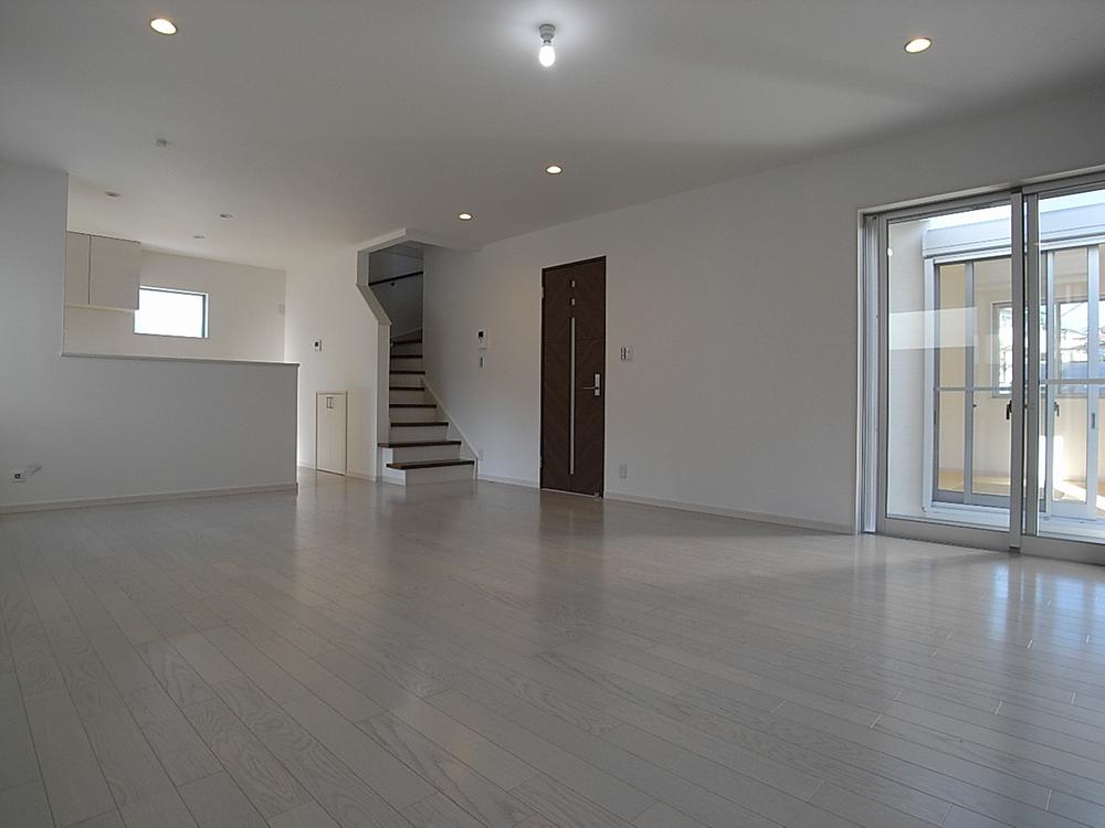 Living. 21 Pledge of spacious LDK. I will be living in the stairs. Indoor (10 May 2013) Shooting