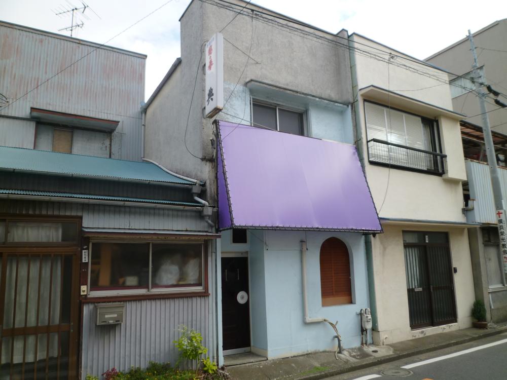 Local photos, including front road. Current situation with the old shop house Yes. Local (11 May 2013) Shooting