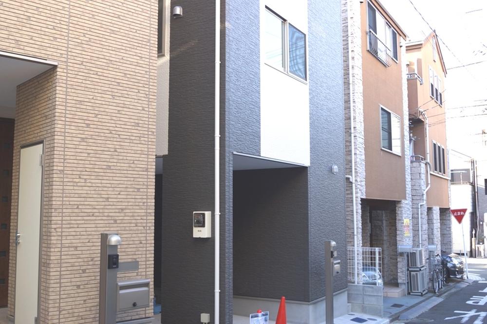 Local appearance photo. Local (12 May 2013) Shooting