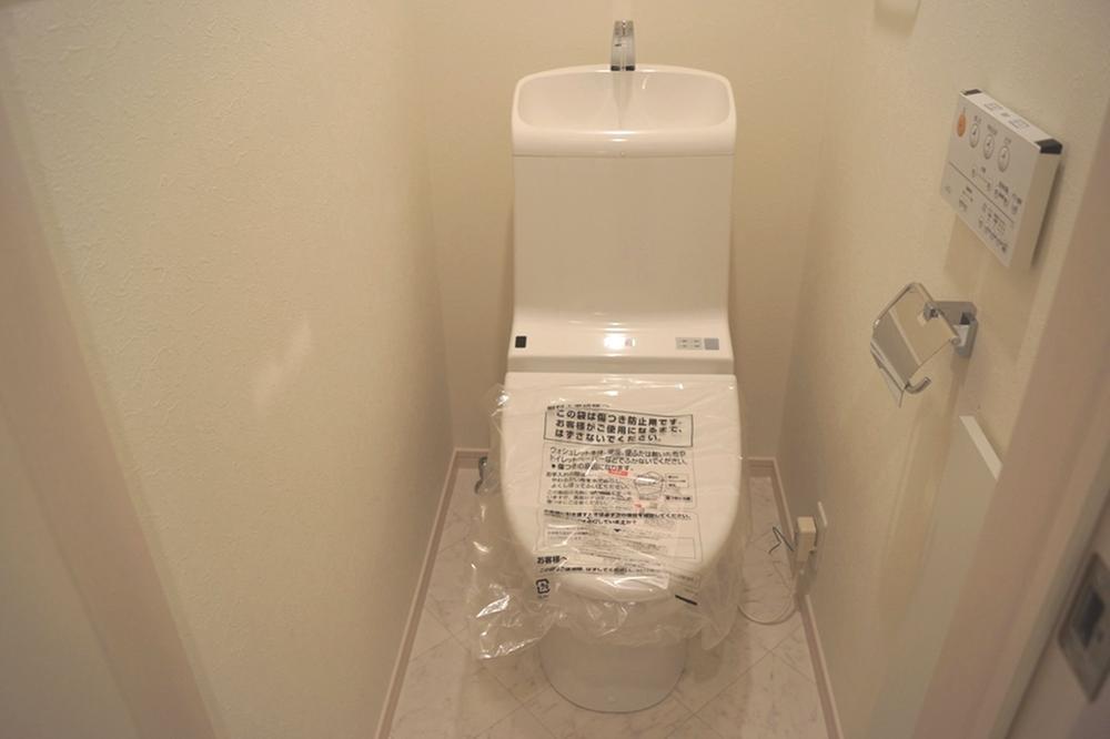 Toilet. Indoor (12 May 2013) Shooting