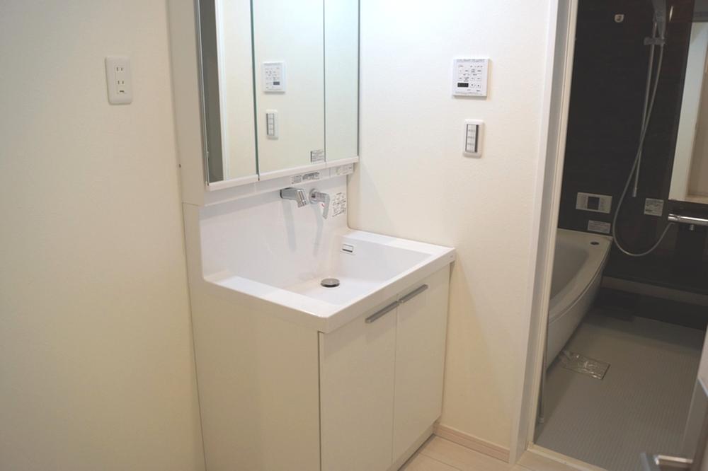 Wash basin, toilet. Indoor (12 May 2013) Shooting