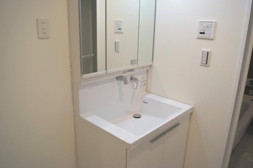 Wash basin, toilet. Indoor (12 May 2013) Shooting