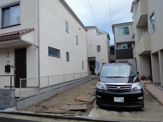 Local appearance photo. Car two cars can park