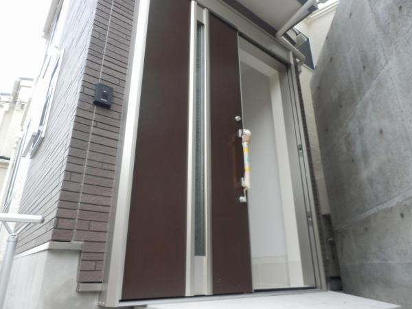 Entrance. It is a photograph of the vicinity of the entrance